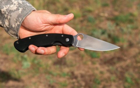 Are folding knives good for self-defence?